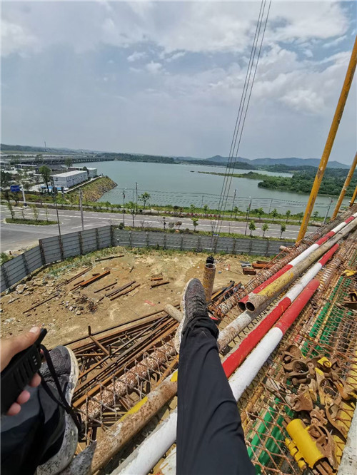 鼓楼区作业中发生设备损坏或人员意外，责任怎么划分？