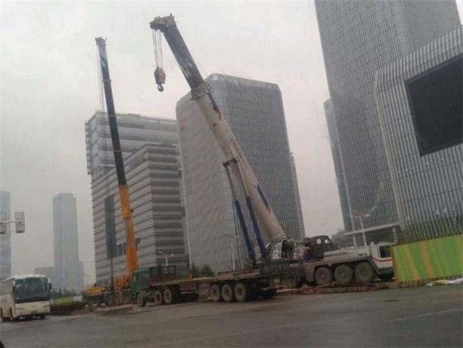 鼓楼区“自动找平”—— 吊车的 “平地神器” 技术